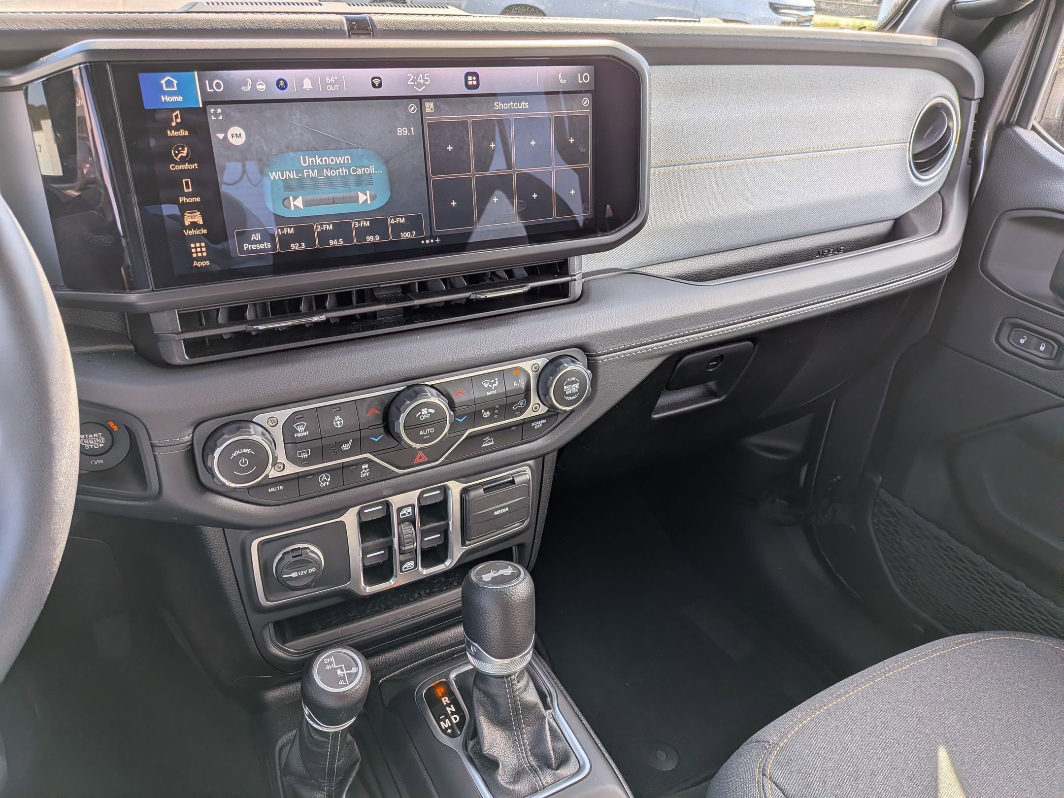 Used 2025 Jeep Wrangler Sahara AWD/4WD image 21