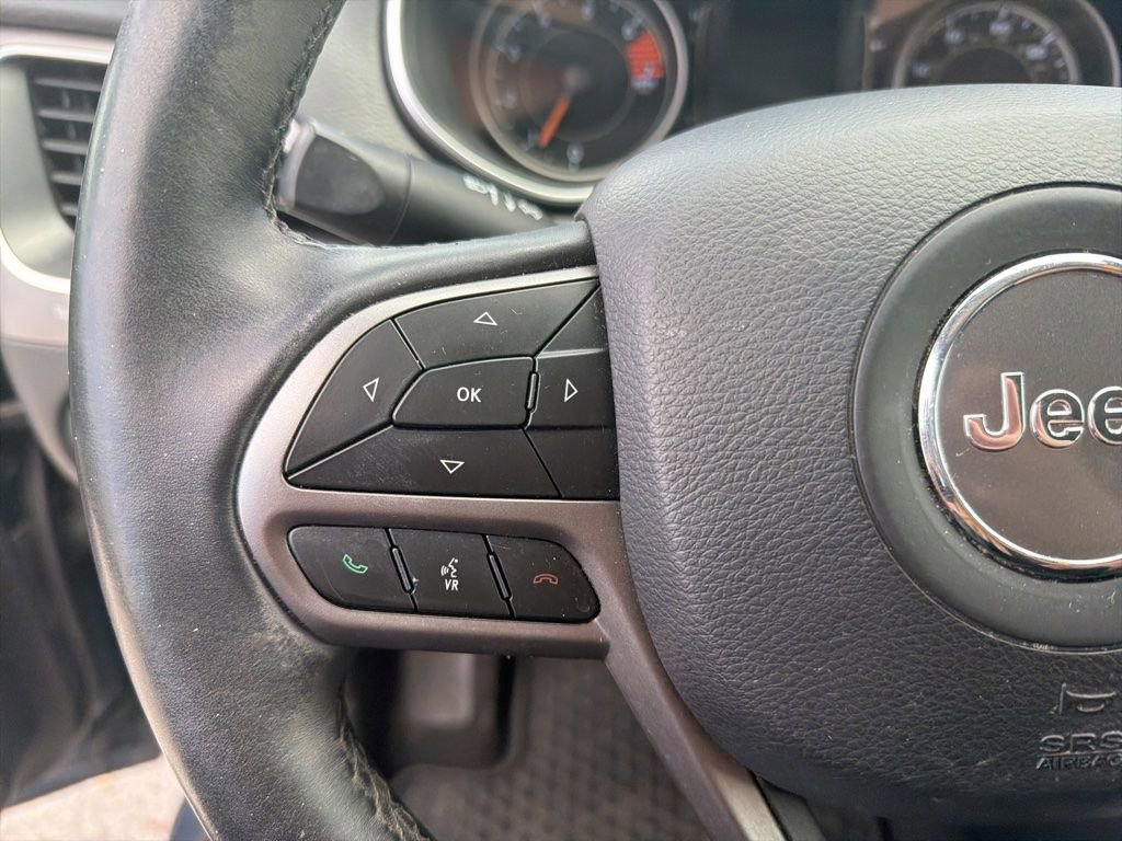 Used 2019 Jeep Cherokee Latitude w/ Cold Weather Group AWD/4WD image 18