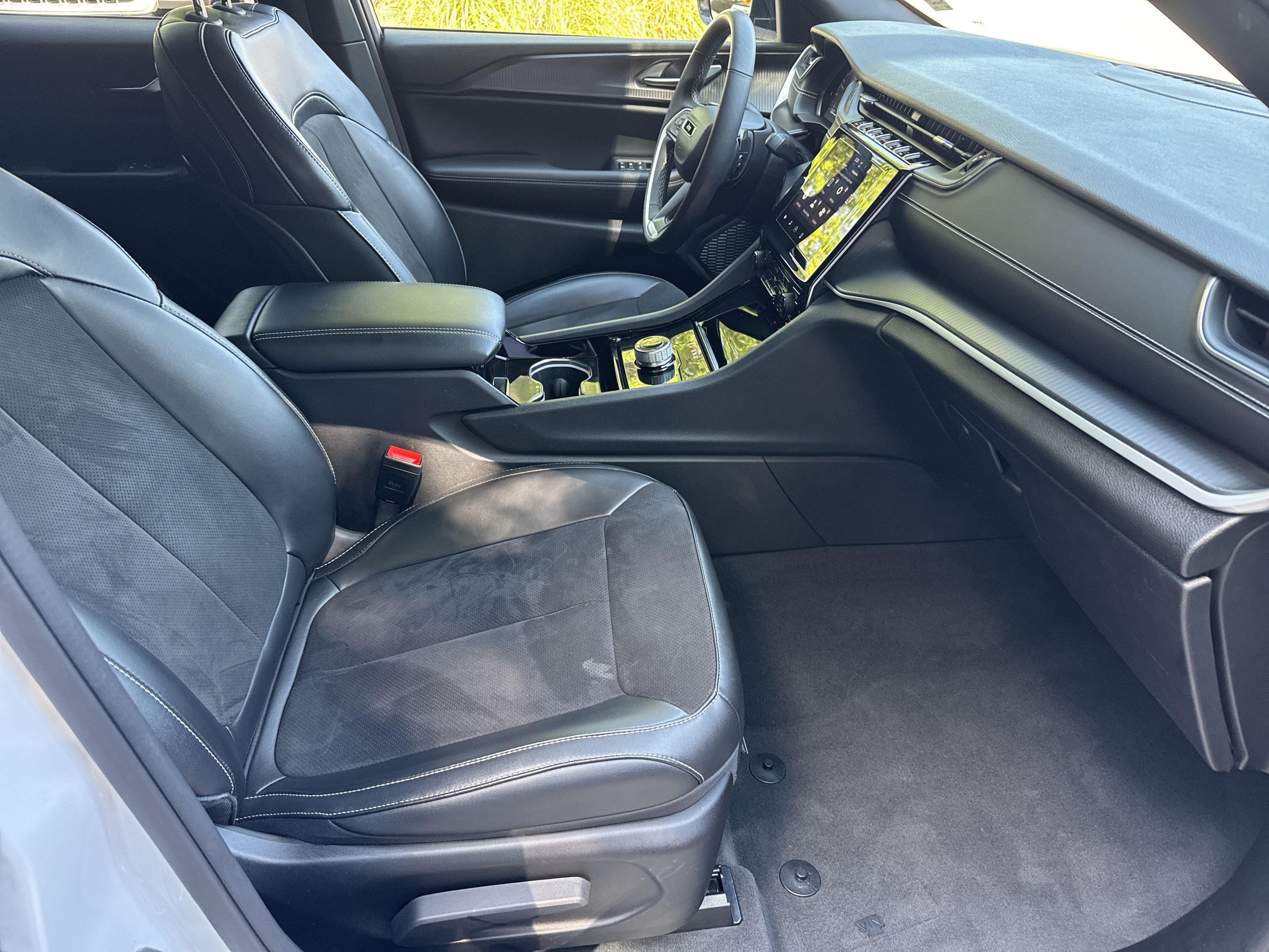 Used 2023 Jeep Grand Cherokee Altitude AWD/4WD image 12