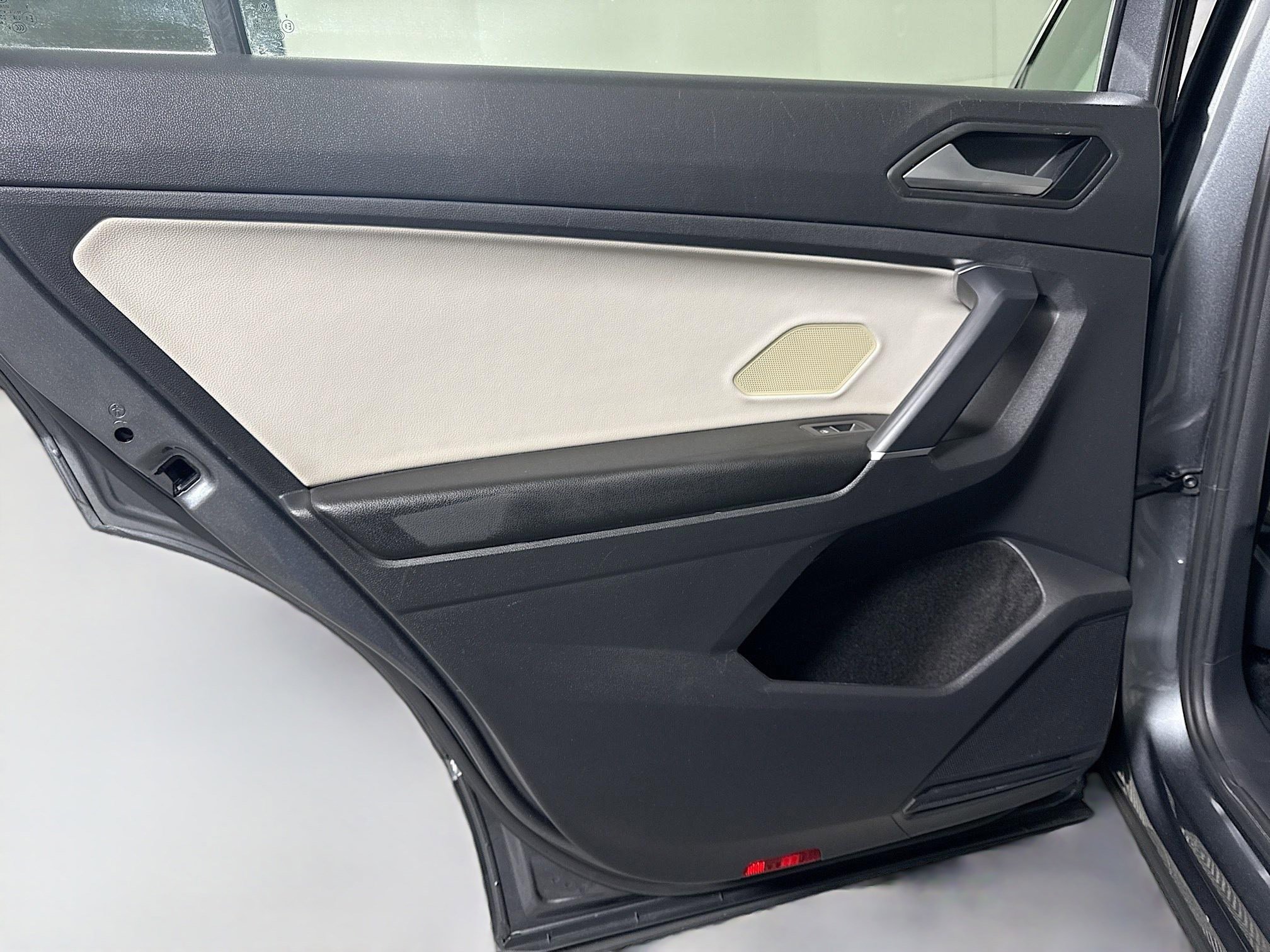 Used 2020 Volkswagen Tiguan SE image 26