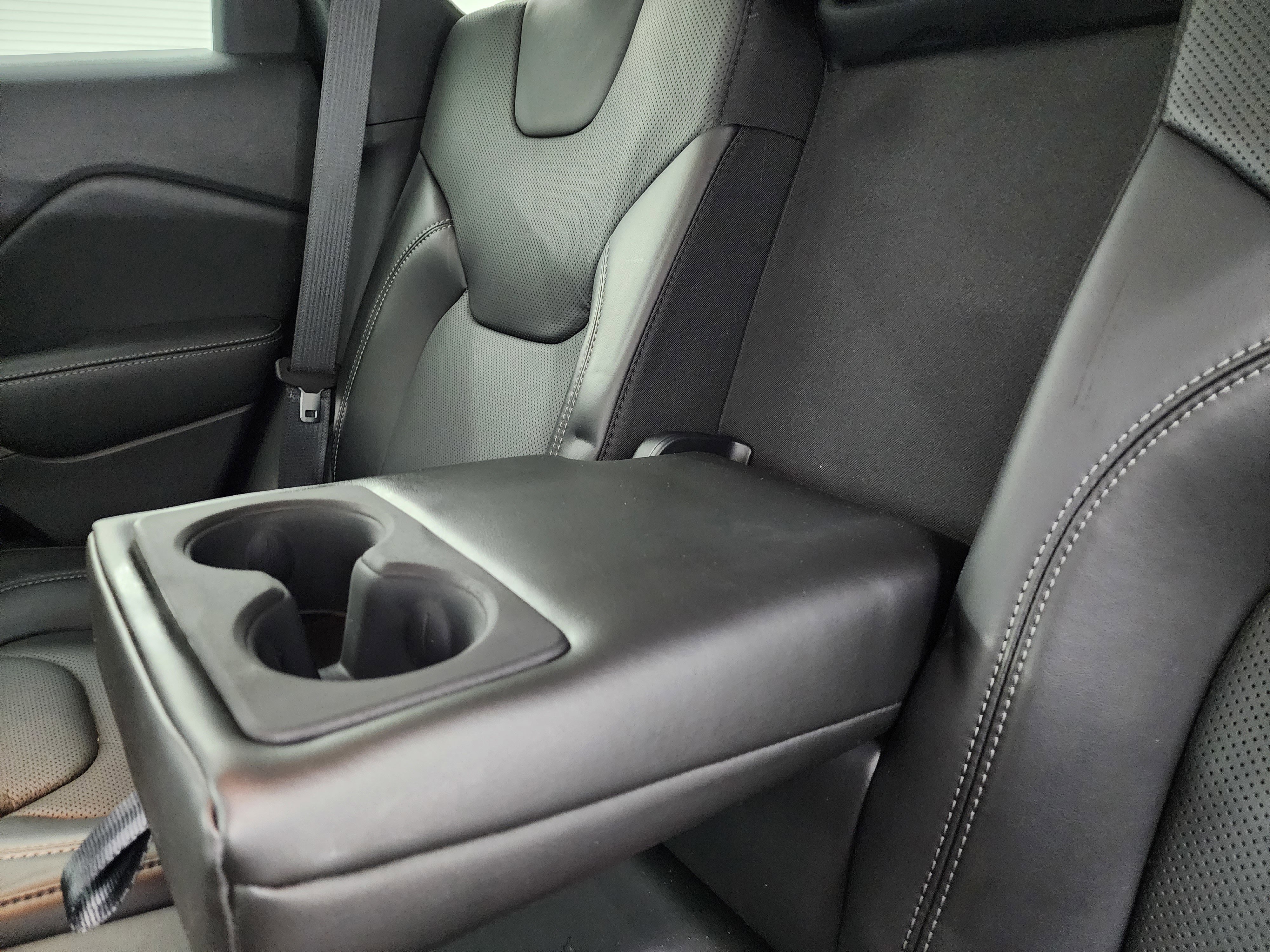 Used 2020 Jeep Cherokee Limited image 35