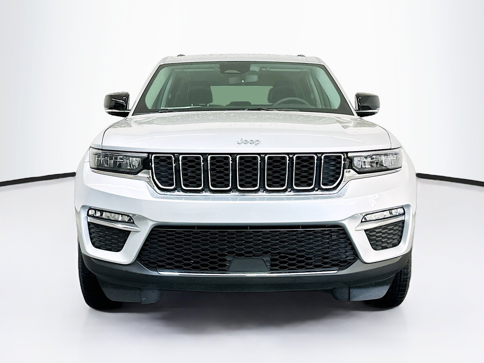 Used 2023 Jeep Grand Cherokee Limited image 2