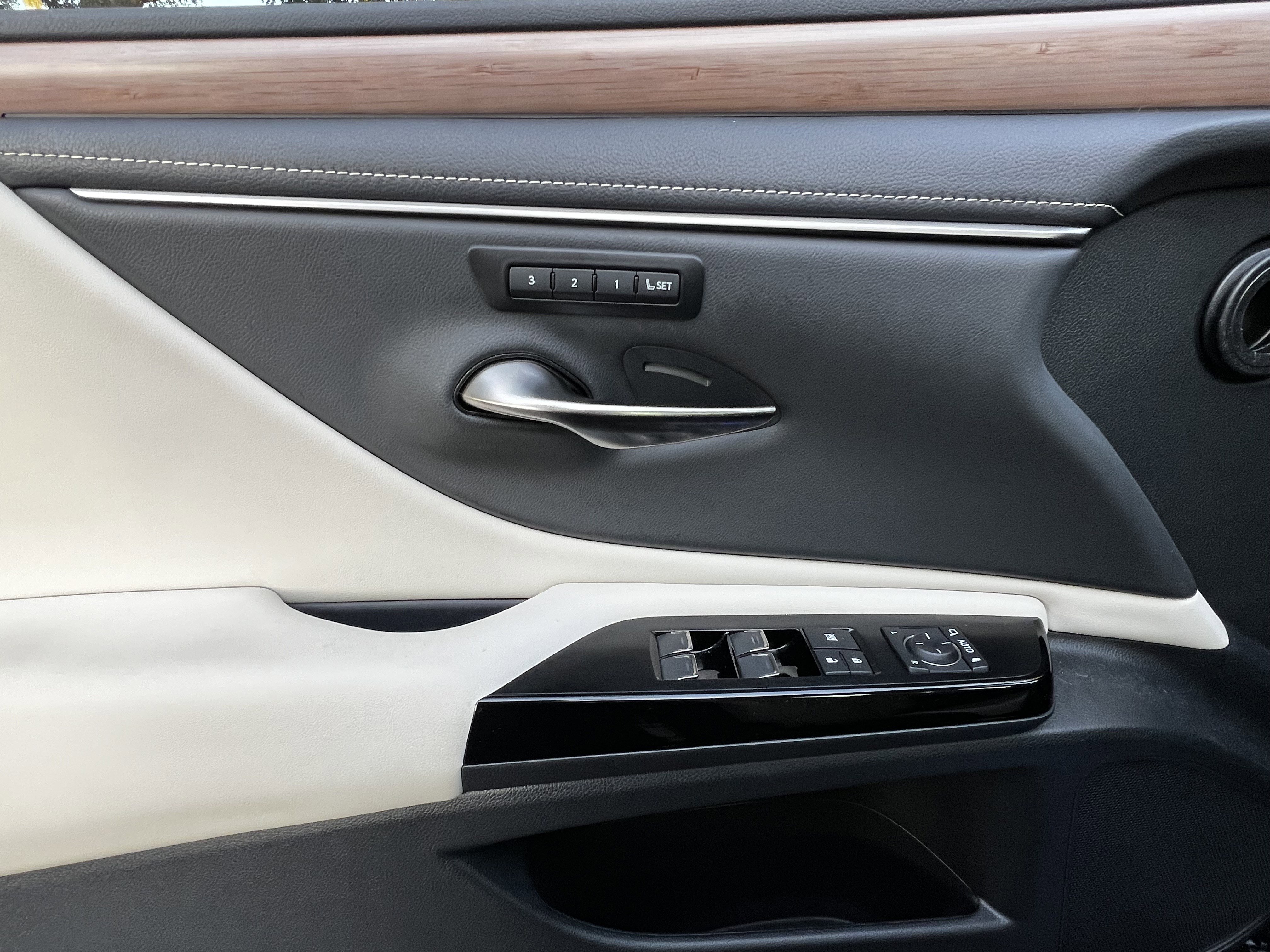 Certified 2025 Lexus ES 300h w/ Premium Package image 13