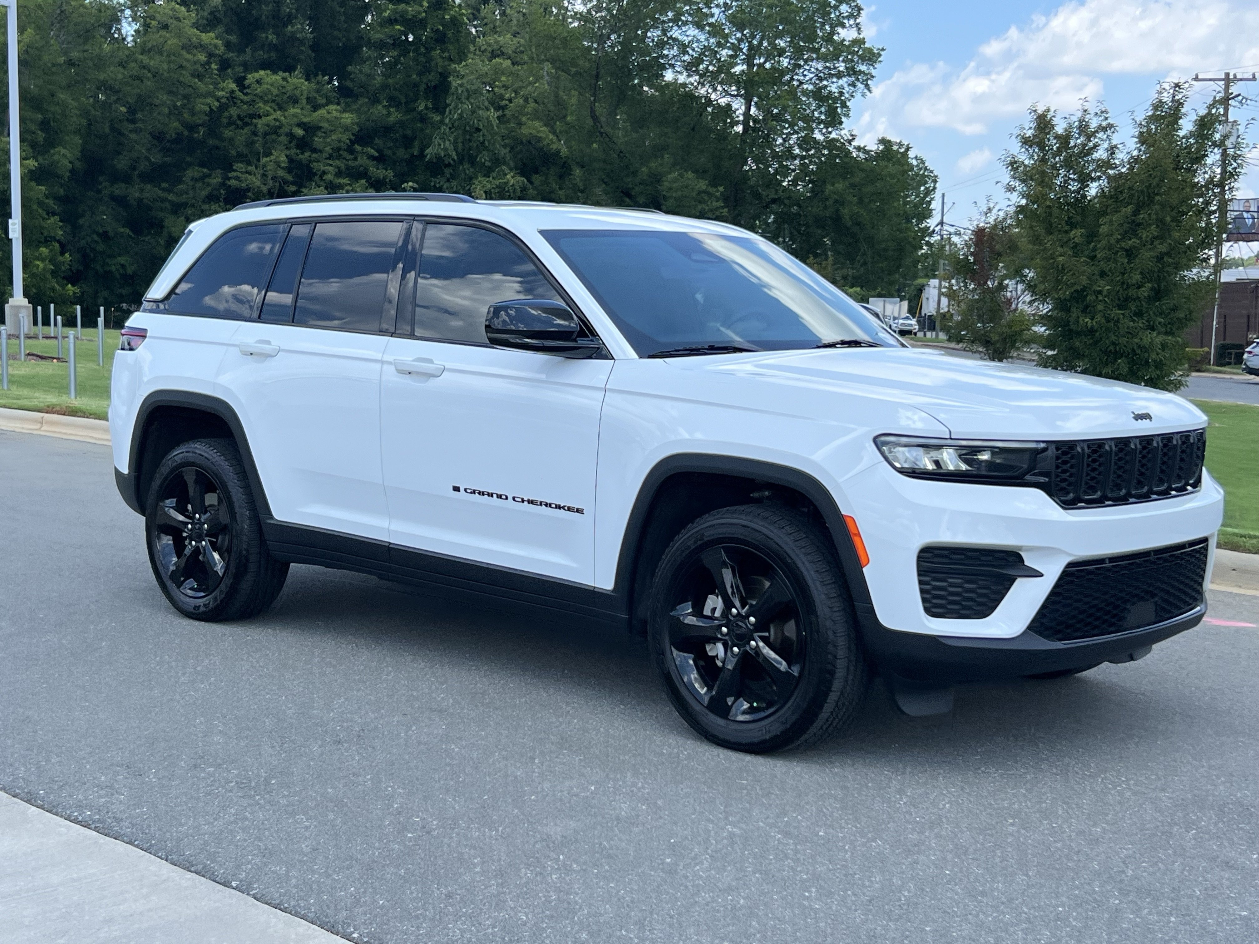 Used 2023 Jeep Grand Cherokee Altitude RWD image 2