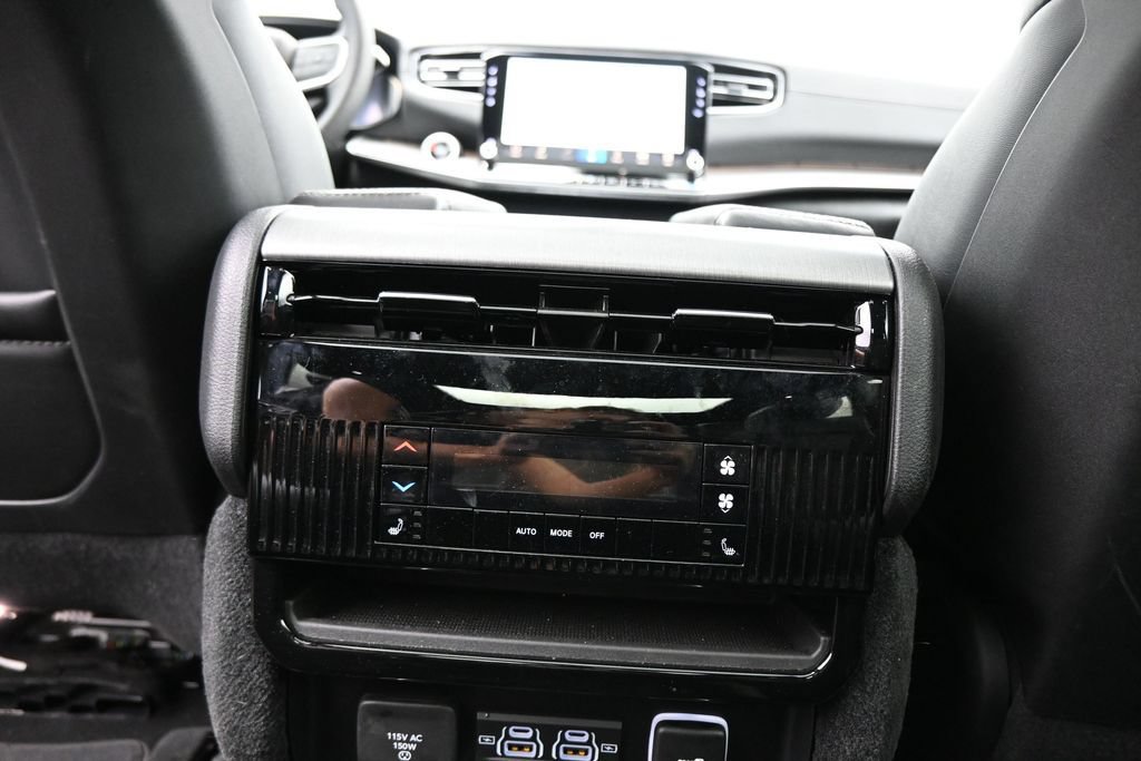 Used 2025 Jeep Wagoneer Series III w/ Premium Group I AWD/4WD image 28