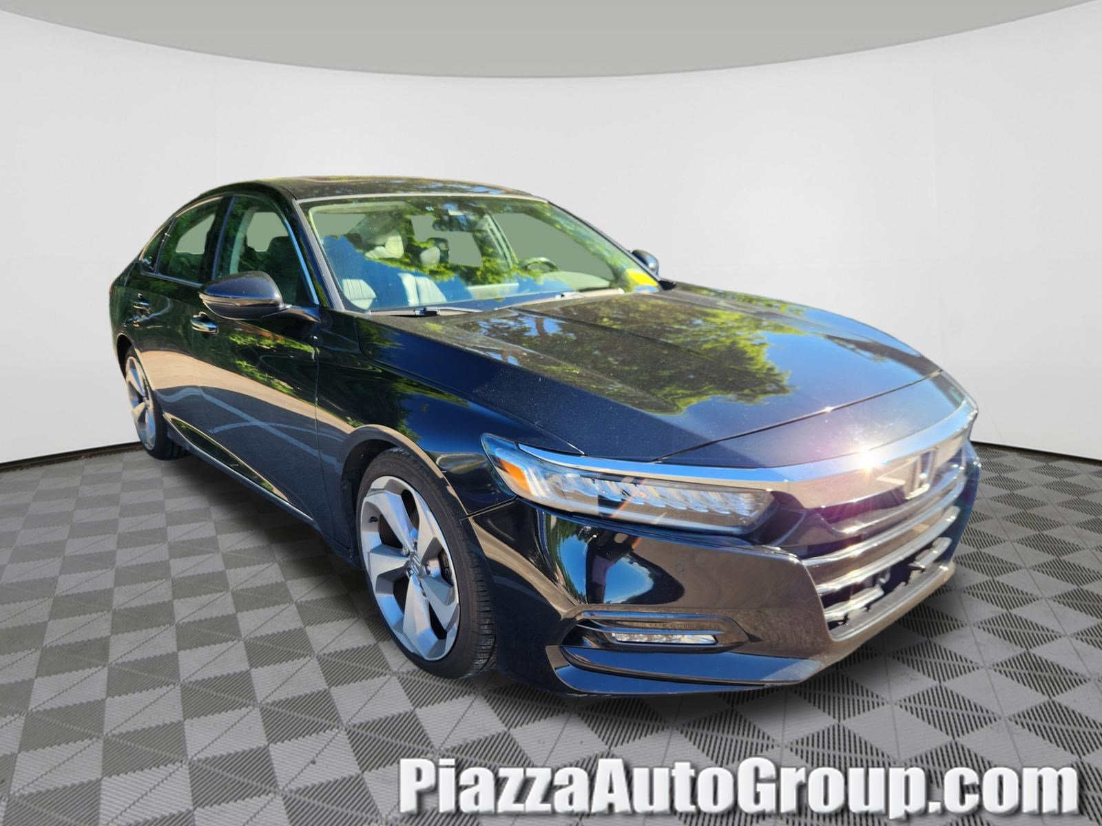 Used 2018 Honda Accord Touring image 1
