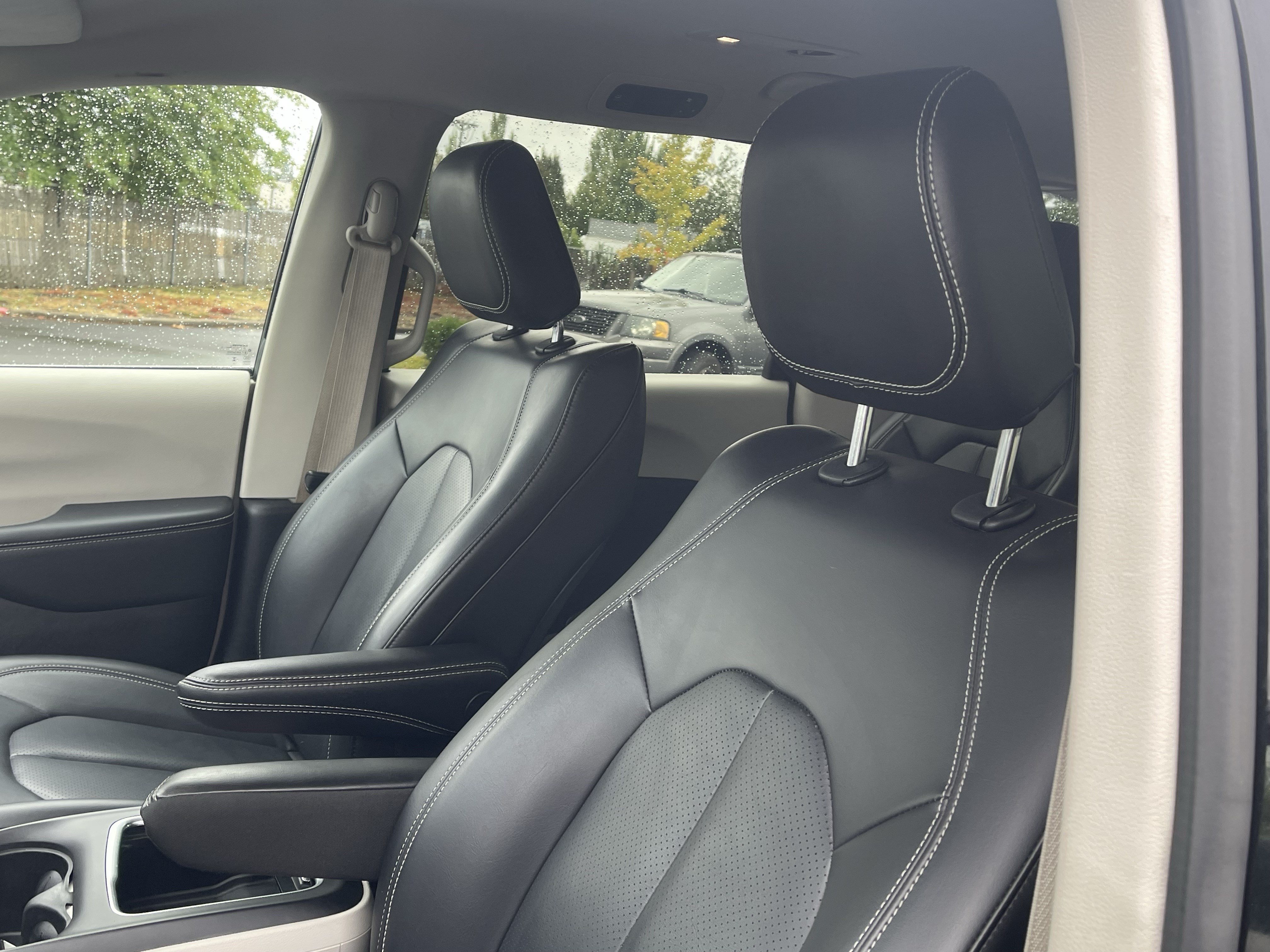 Used 2023 Chrysler Pacifica Touring-L FWD image 19