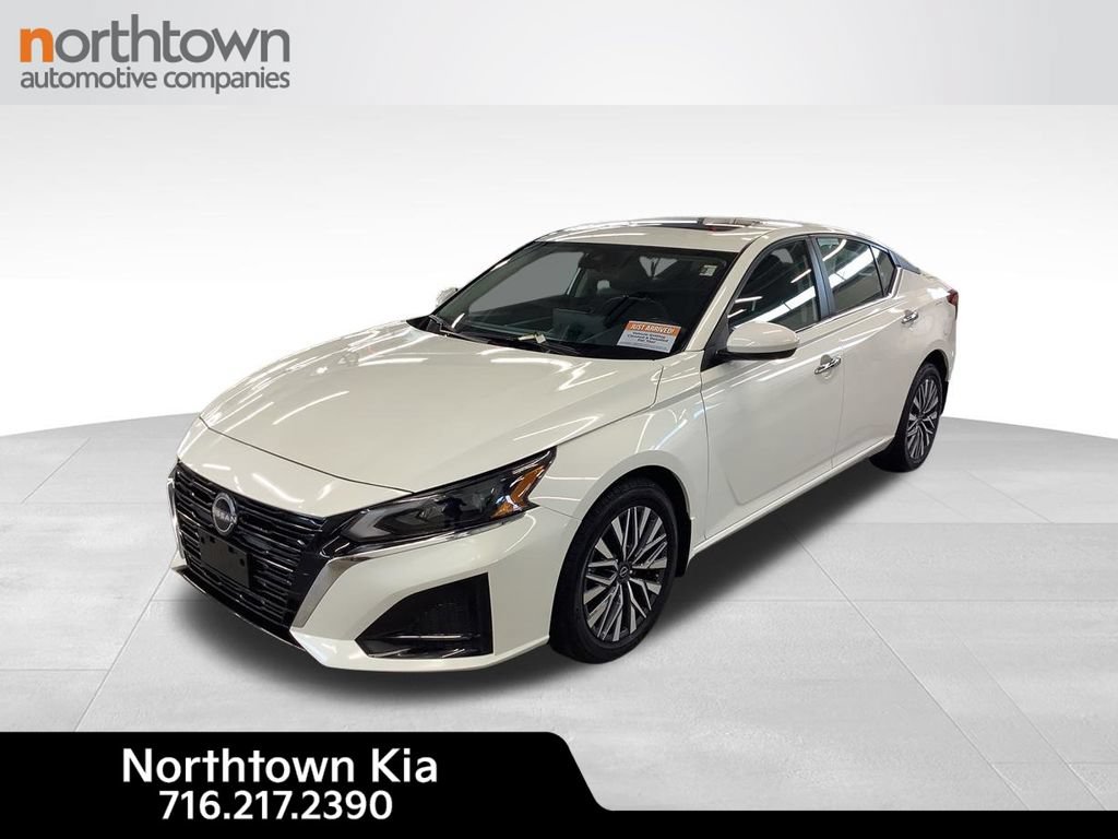 Used 2023 Nissan Altima 2.5 SV w/ SV Premium Package AWD/4WD image 1