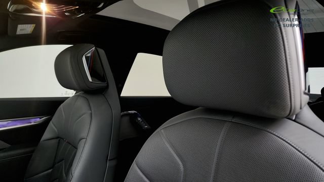 Used 2025 BMW i7 xDrive60 w/ Executive Package RWD image 48