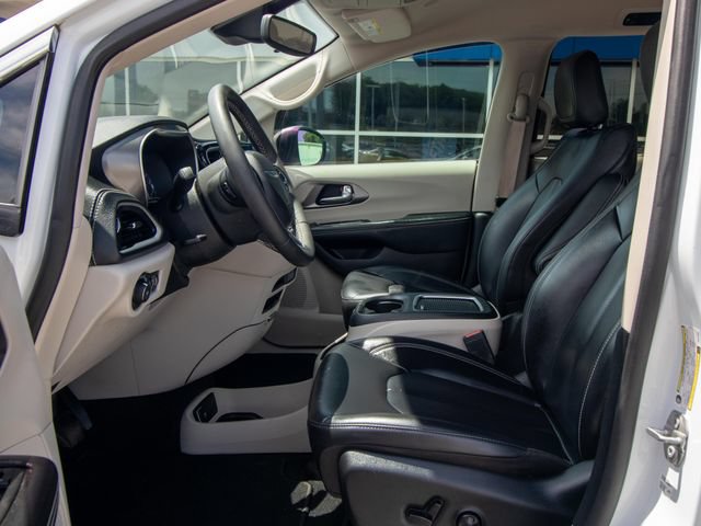 Used 2023 Chrysler Pacifica Touring-L FWD image 6