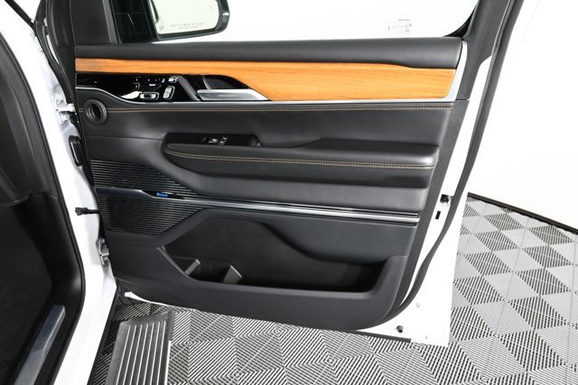 Used 2024 Jeep Grand Wagoneer L Series III image 15