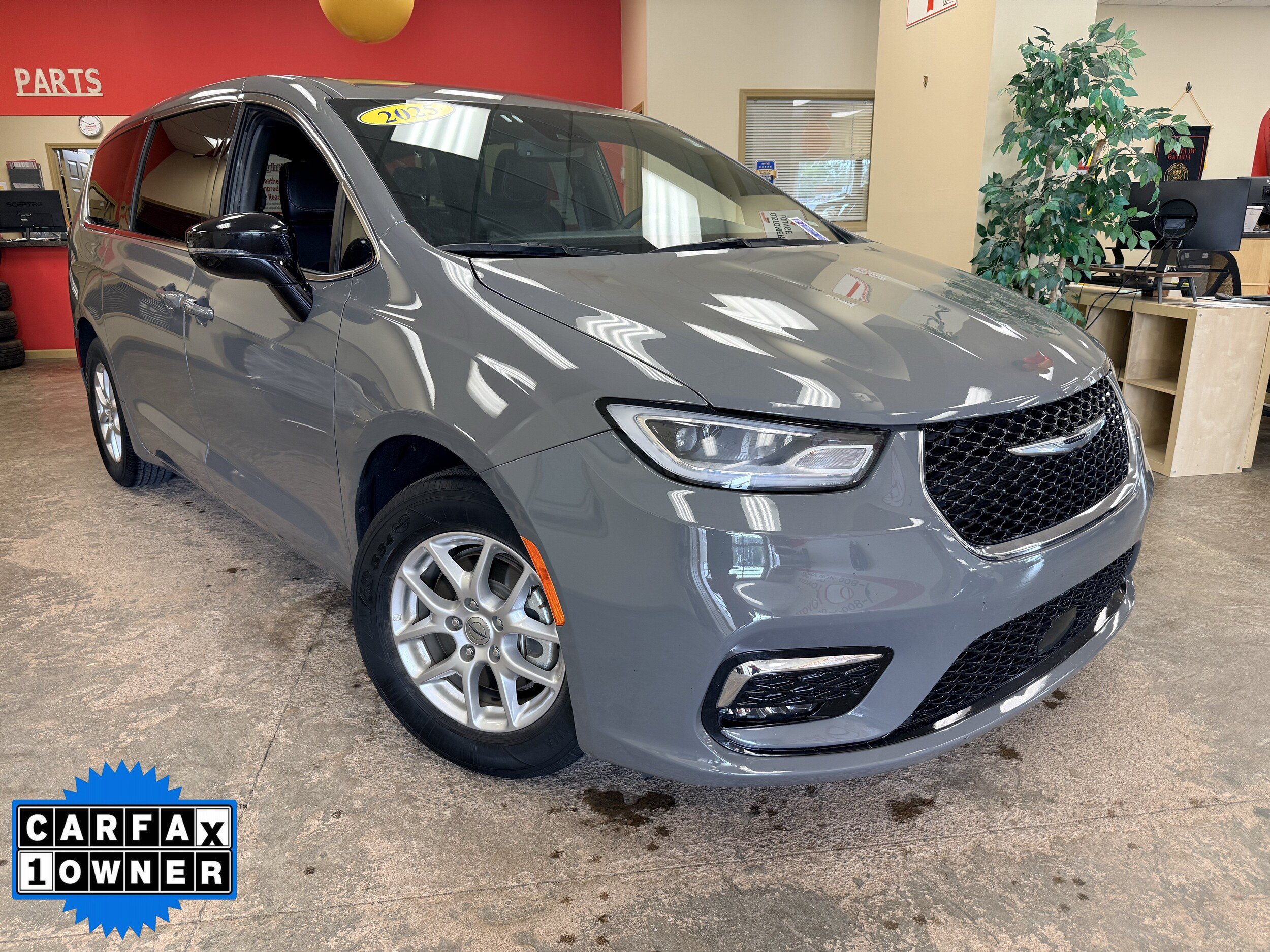 Used 2025 Chrysler Pacifica Select FWD image 1