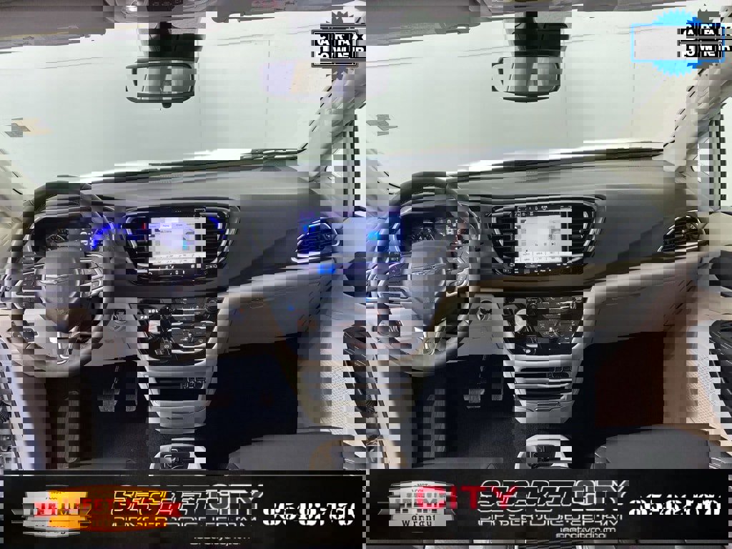 Used 2024 Chrysler Pacifica Touring-L image 26