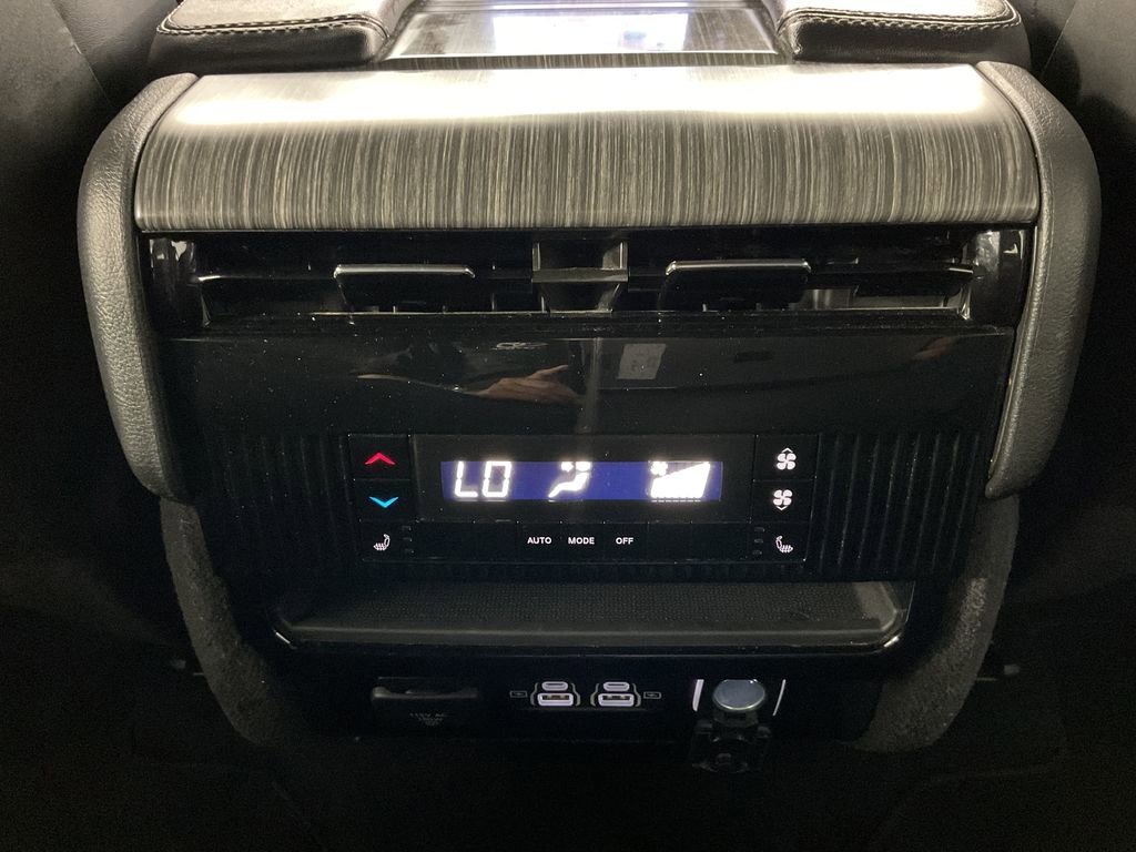 Used 2024 Jeep Wagoneer Series III w/ Flexible Seating Group image 12