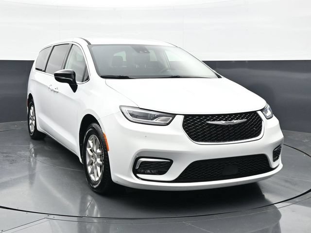 Used 2024 Chrysler Pacifica Touring-L FWD image 4