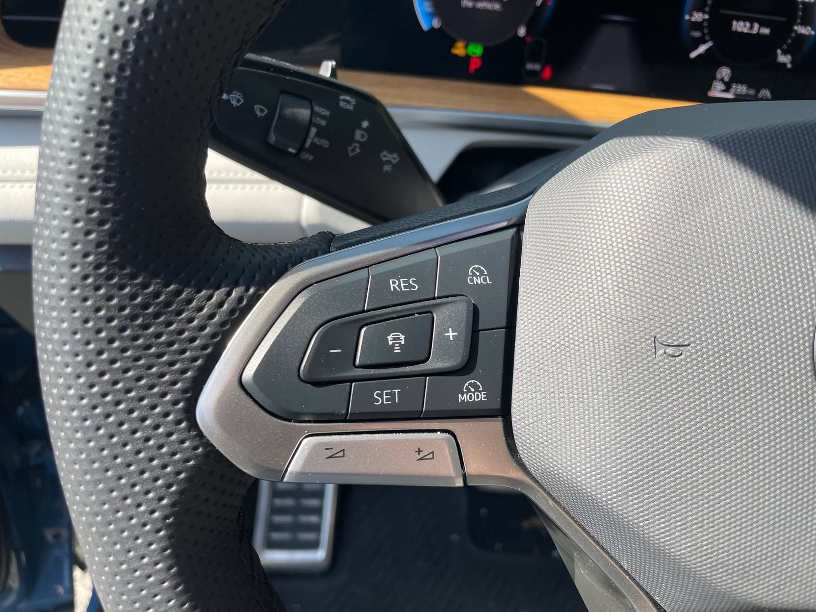 Certified 2025 Volkswagen Tiguan SEL R-Line AWD/4WD image 40