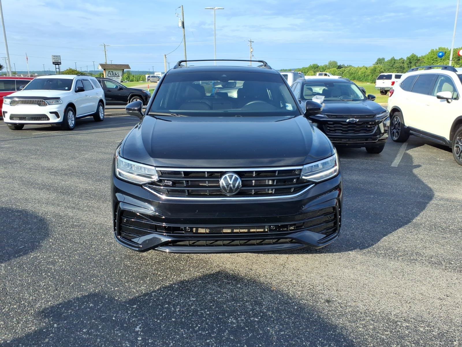 Used 2024 Volkswagen Tiguan SE R-Line AWD/4WD image 2