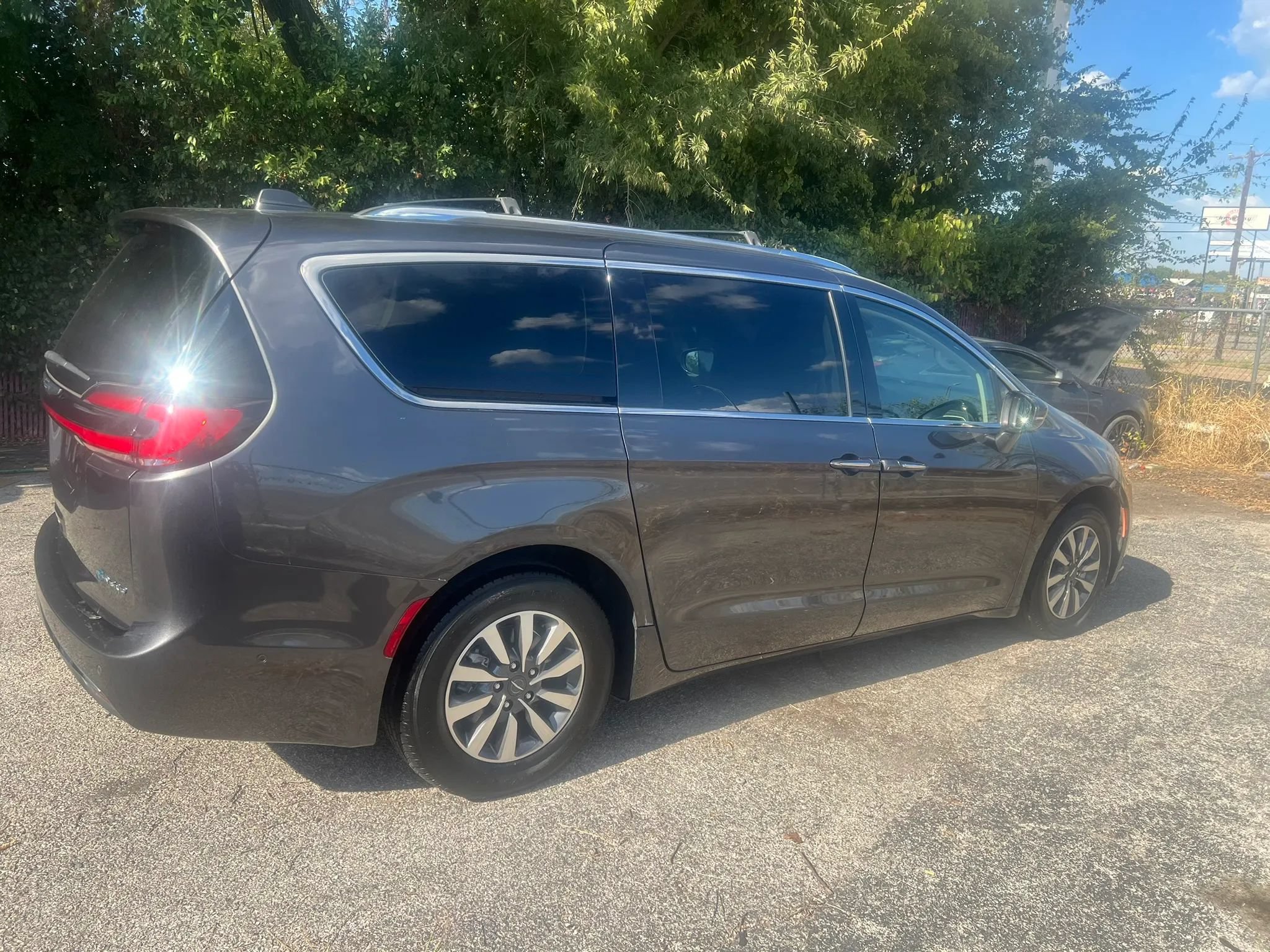 Used 2021 Chrysler Pacifica Touring-L FWD image 4