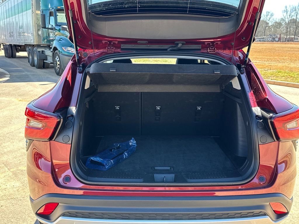 Used 2025 Chevrolet Trax LT w/ LT Convenience Package image 18