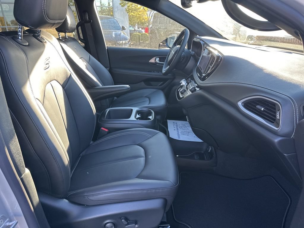 New 2026 Chrysler Pacifica Select FWD image 56