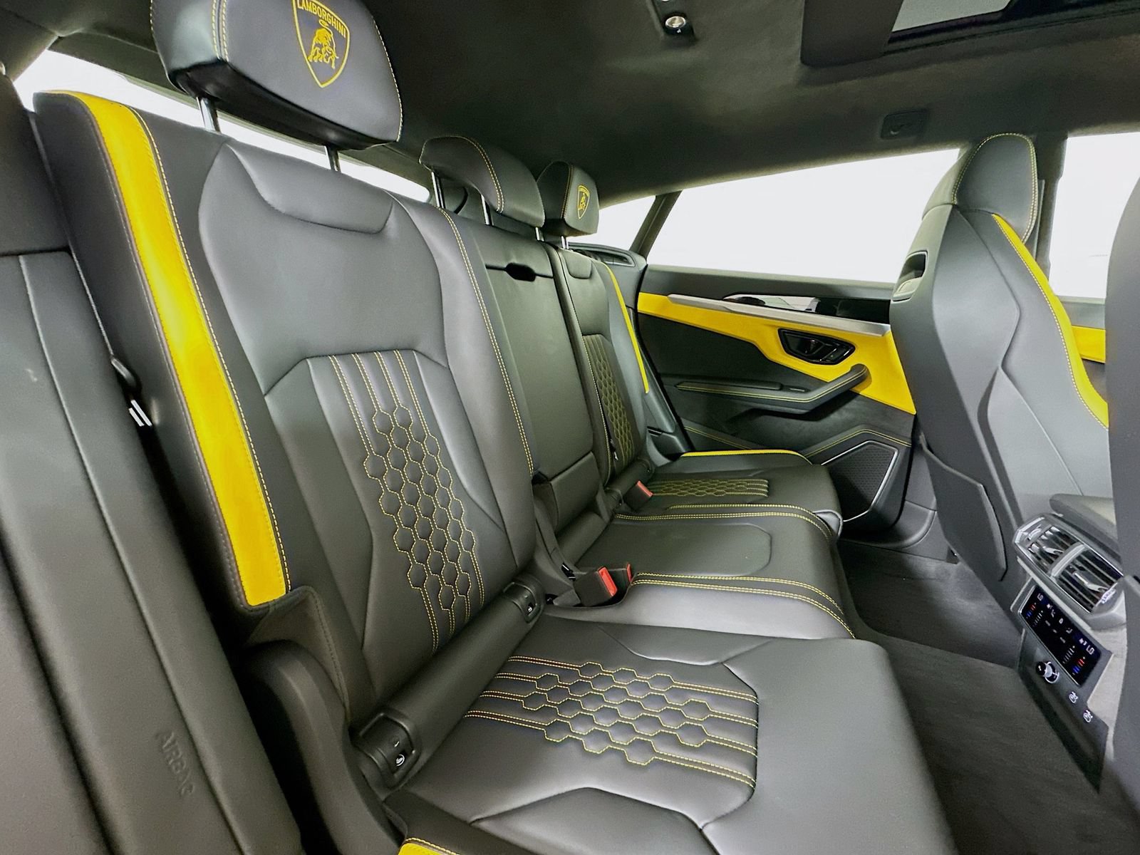 Used 2025 Lamborghini Urus SE AWD/4WD image 37