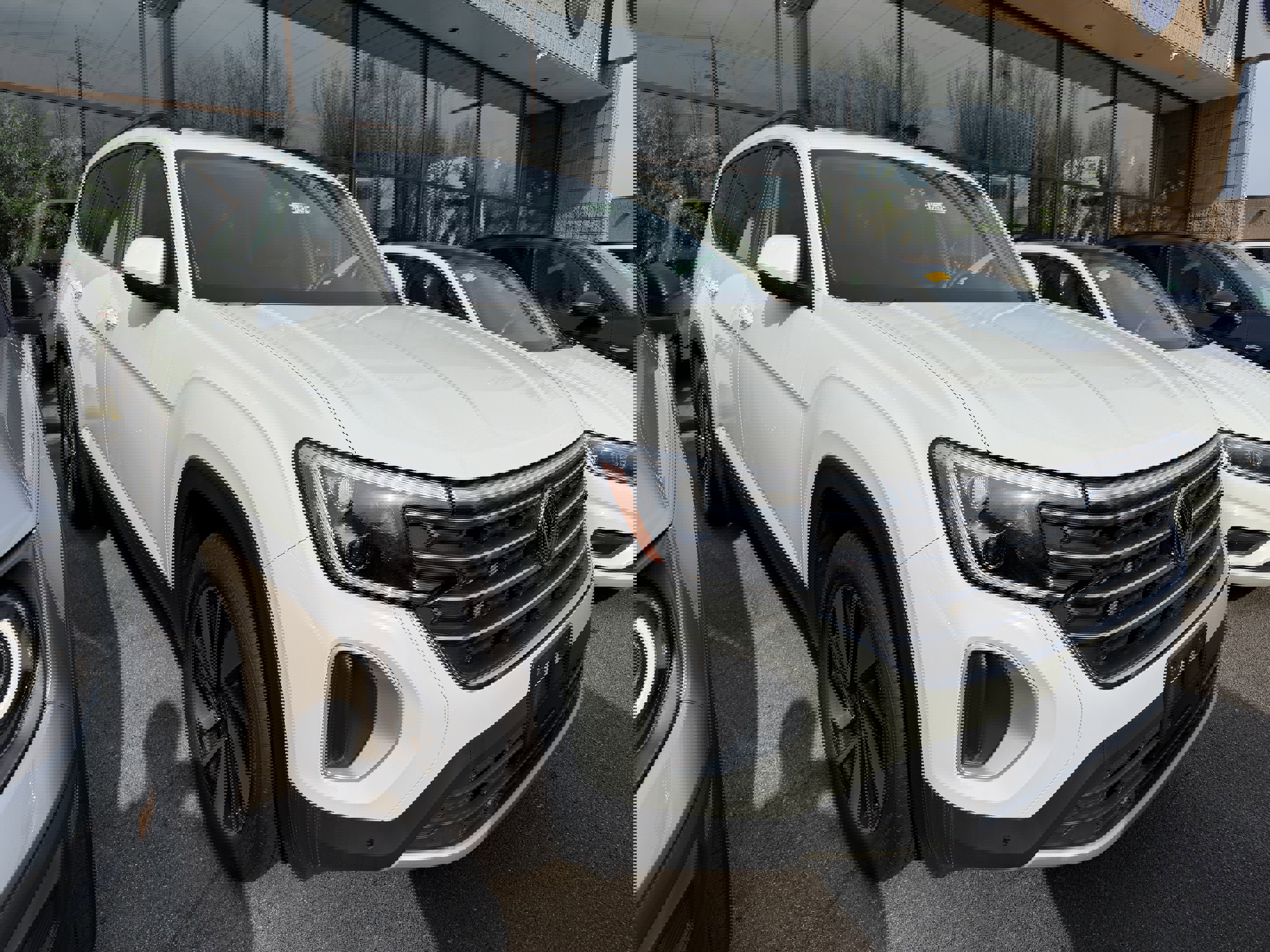 Used 2025 Volkswagen Atlas SE w/ Panoramic Sunroof Package image 2