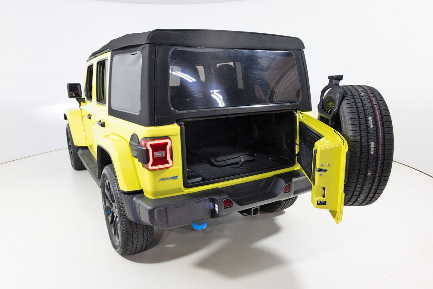 Used 2022 Jeep Wrangler Unlimited Sahara w/ Cold Weather Group image 28