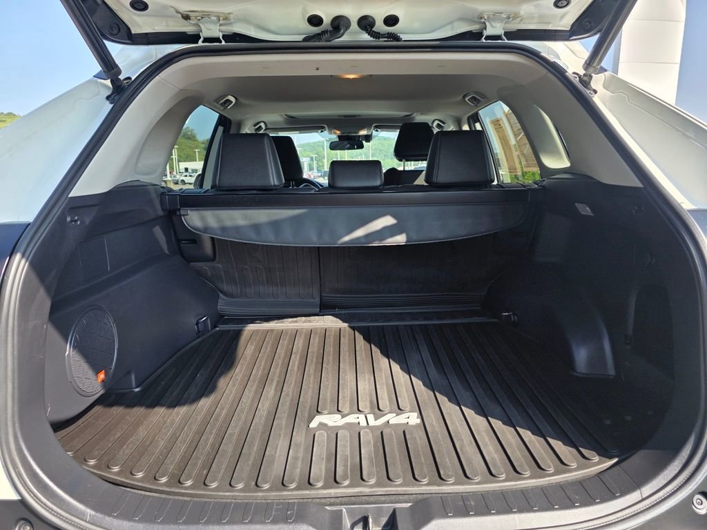 Used 2021 Toyota RAV4 XLE Premium image 6