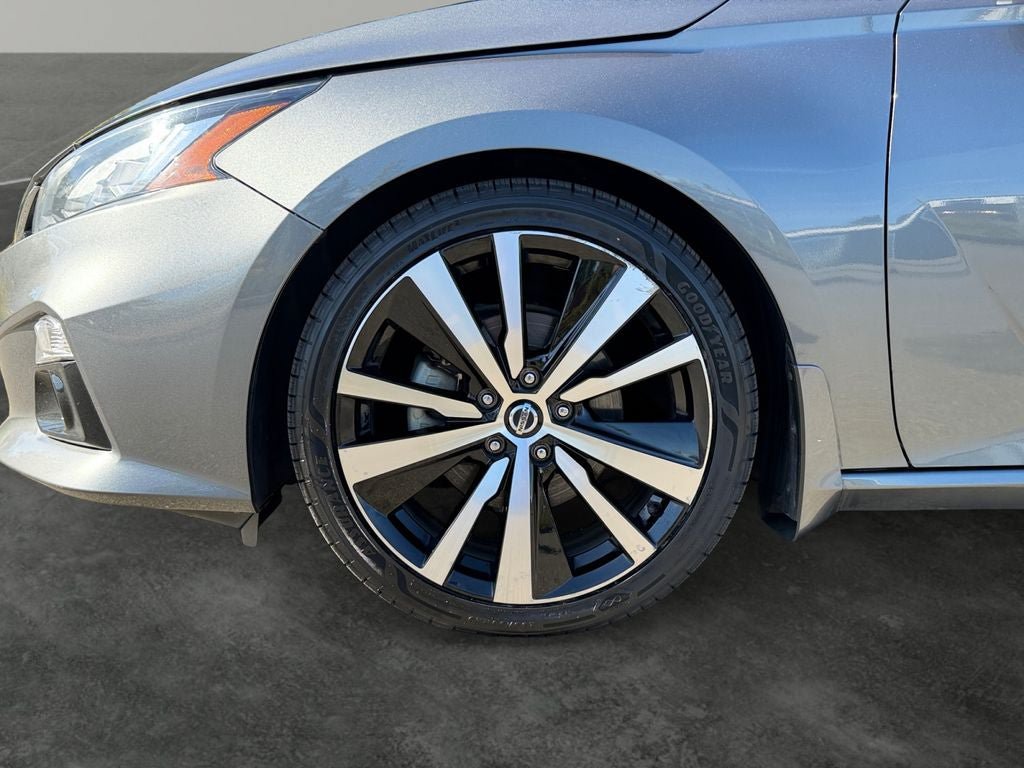 Used 2020 Nissan Altima 2.0 Platinum FWD image 4