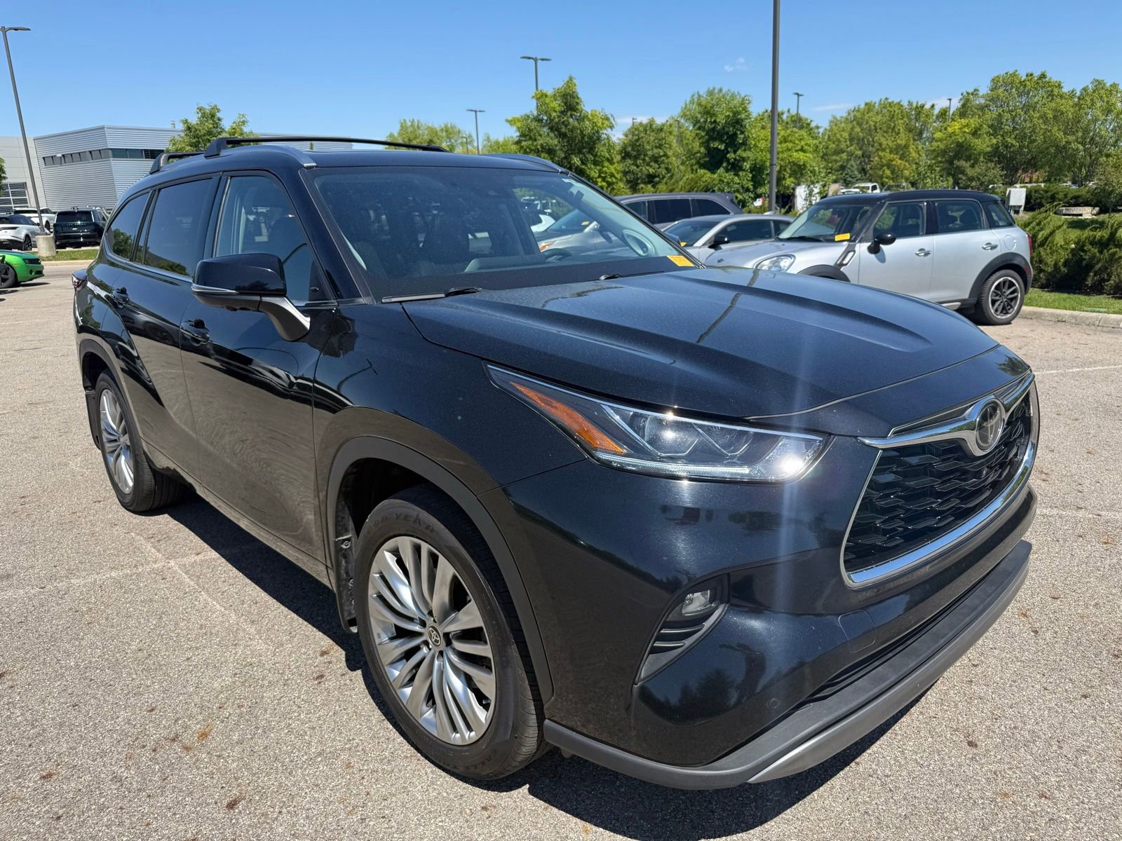 Used 2024 Toyota Highlander Platinum AWD/4WD image 3