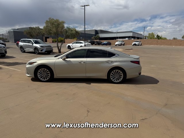 Used 2021 Lexus ES 300h w/ Accessory Package FWD image 3