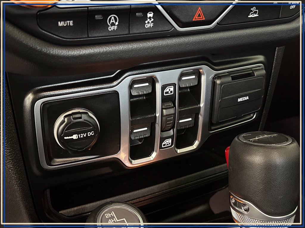 Certified 2025 Jeep Gladiator Overland AWD/4WD image 32