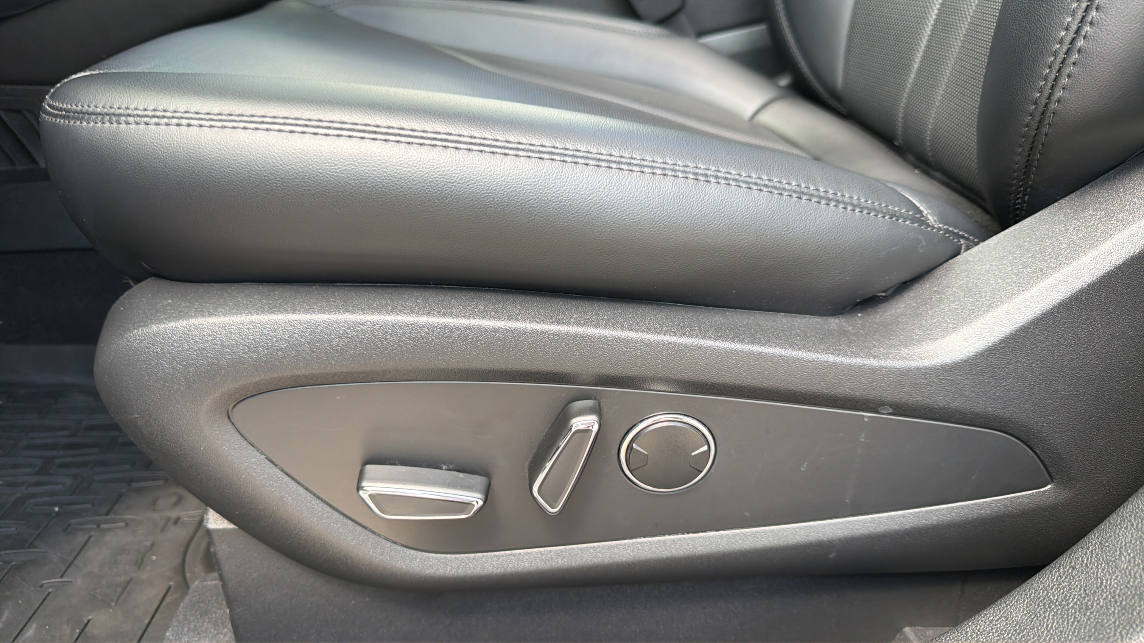 Used 2023 Lincoln Nautilus Reserve AWD/4WD image 12