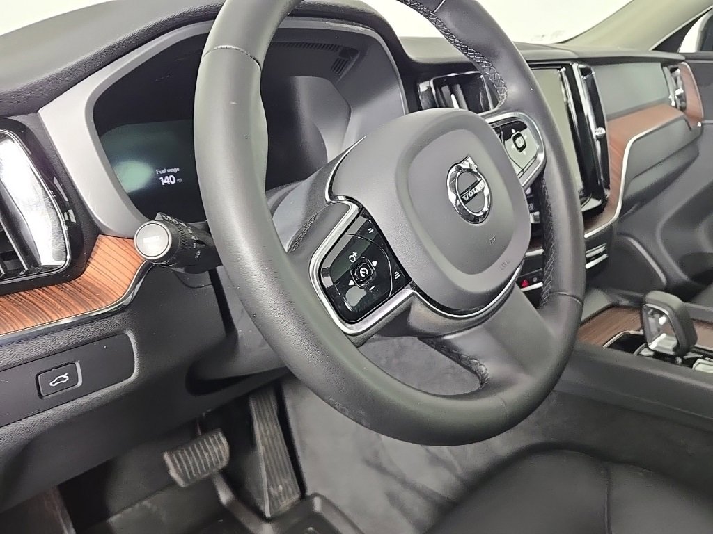 Certified 2023 Volvo XC60 B5 Plus w/ Climate Package image 19