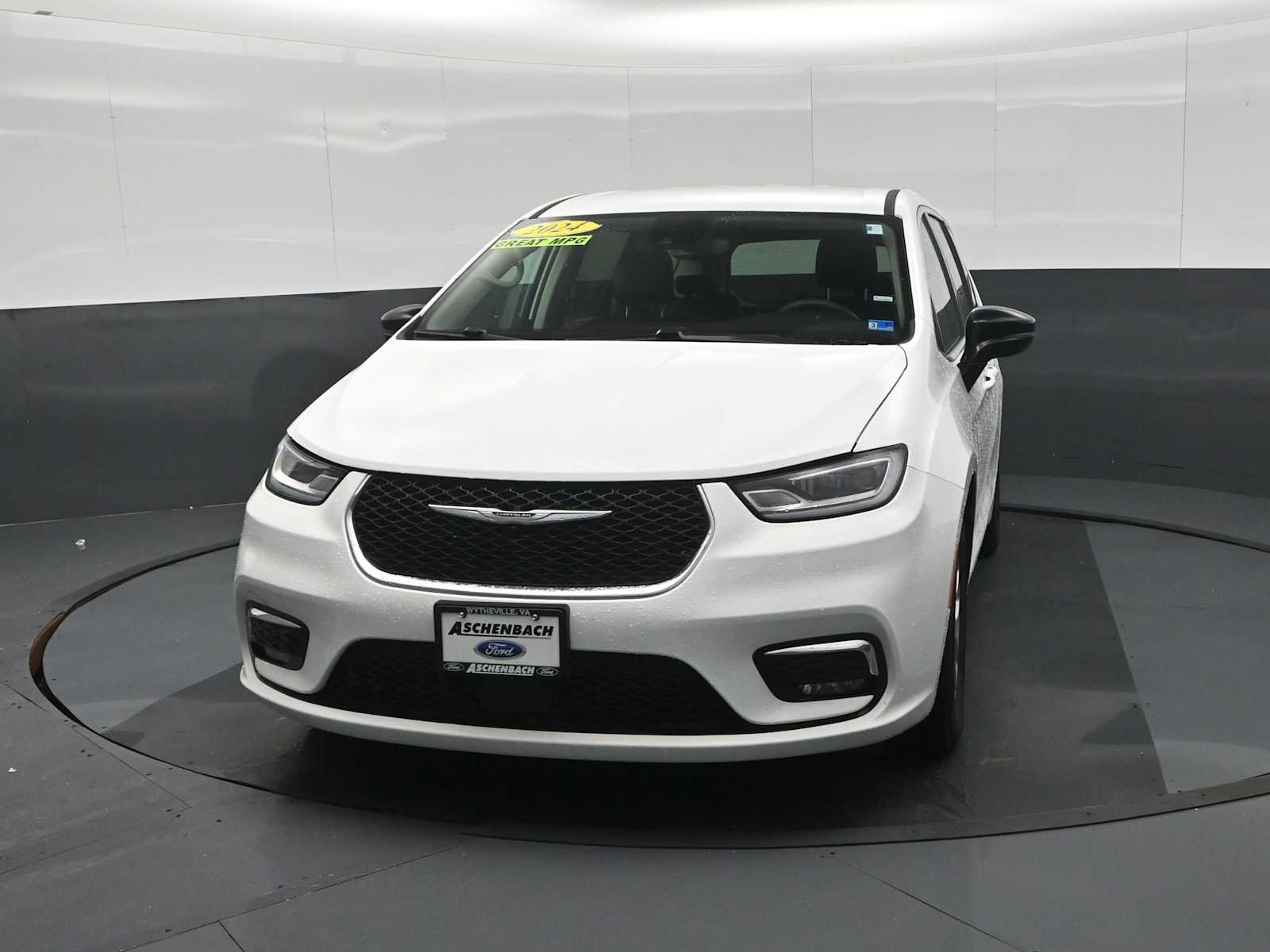 Used 2024 Chrysler Pacifica Touring-L FWD image 5