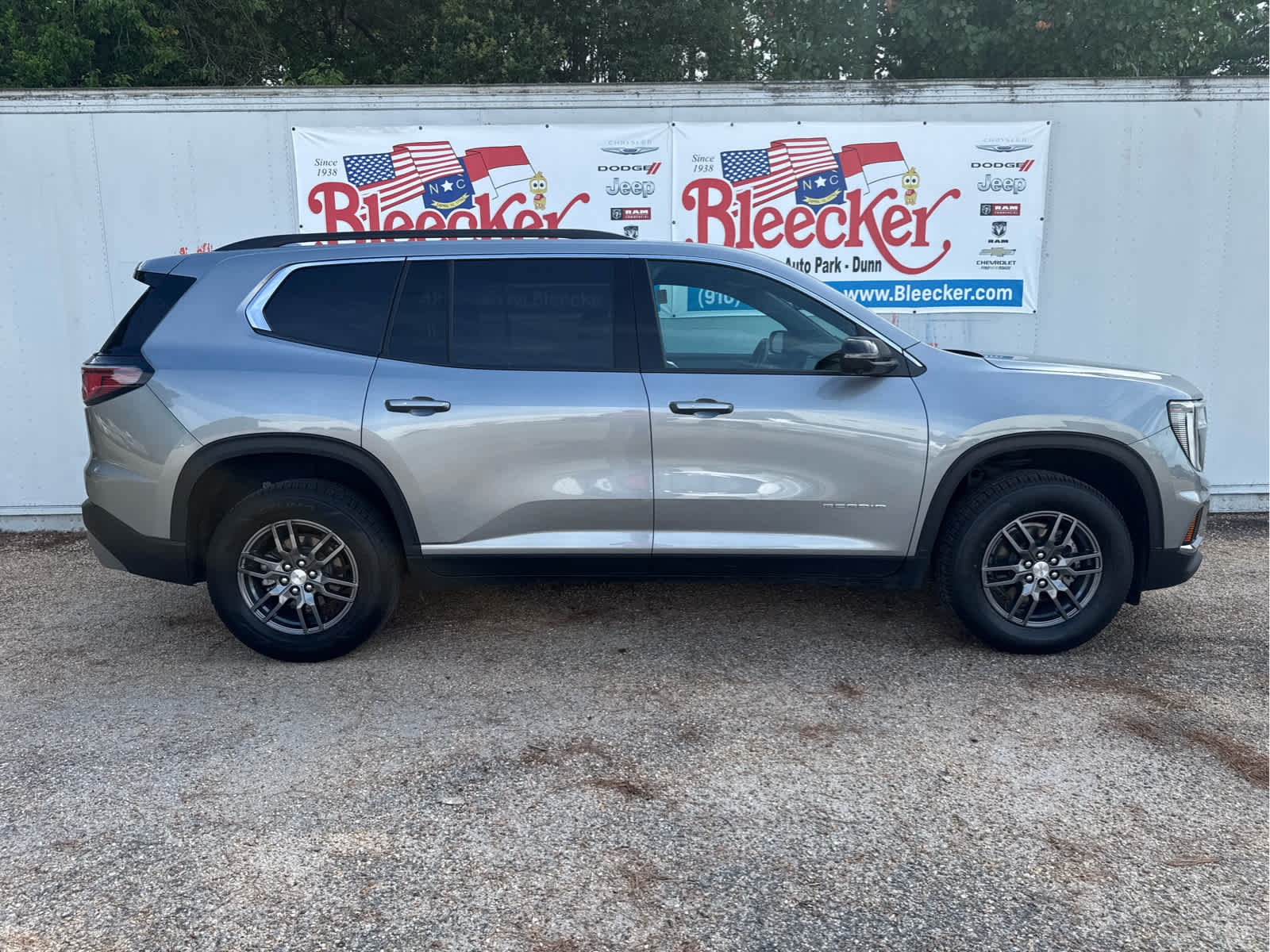 Used 2025 GMC Acadia Elevation FWD image 2