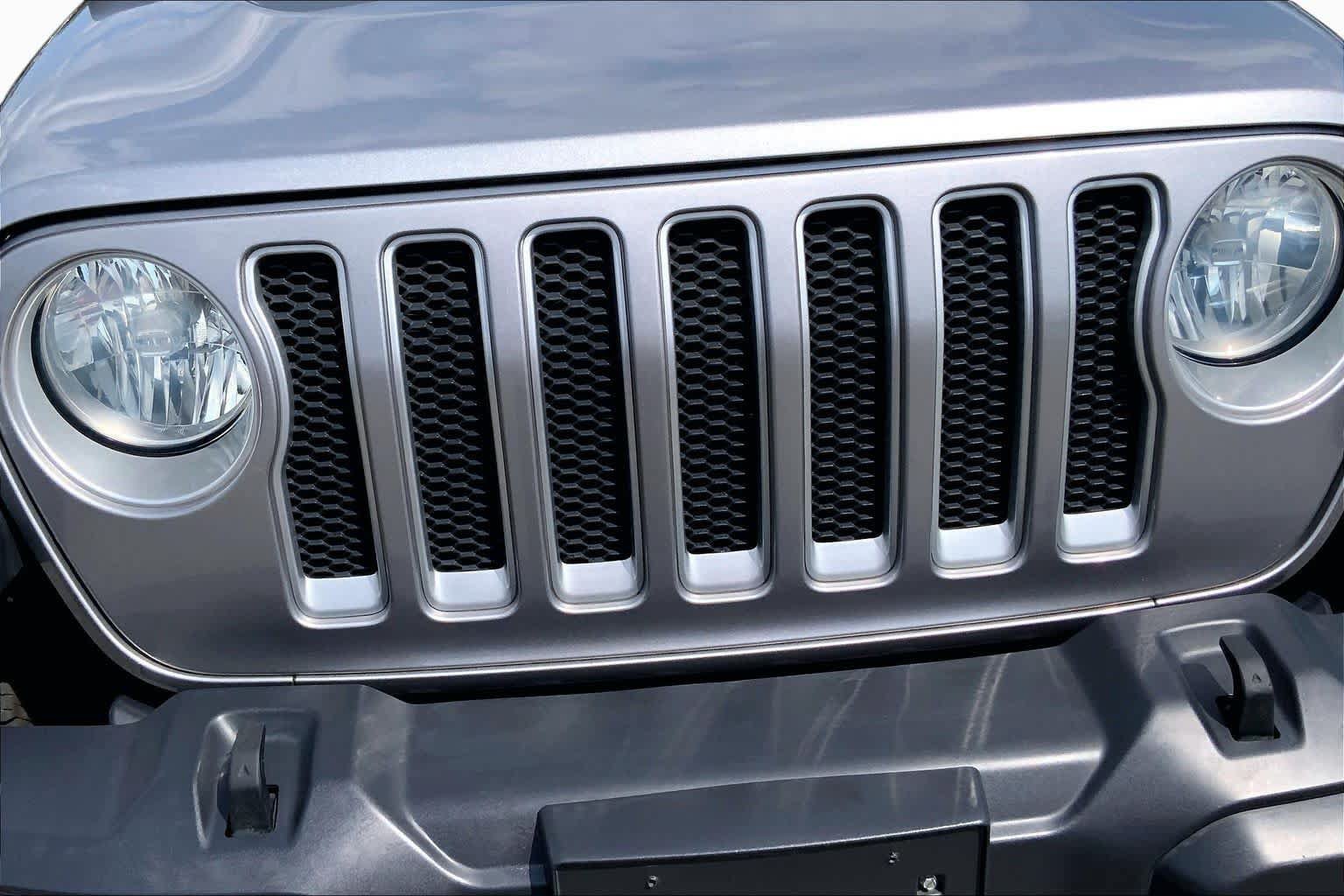 Used 2018 Jeep Wrangler Unlimited Sahara w/ Dual Top Group AWD/4WD image 30