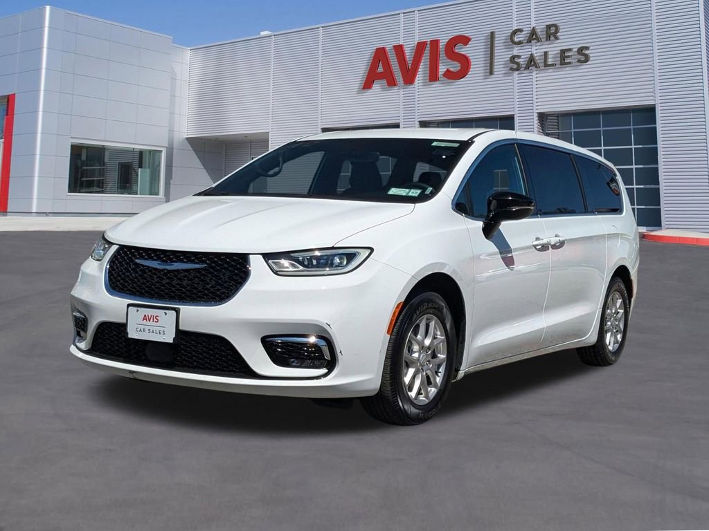 Used 2025 Chrysler Pacifica Select image 1