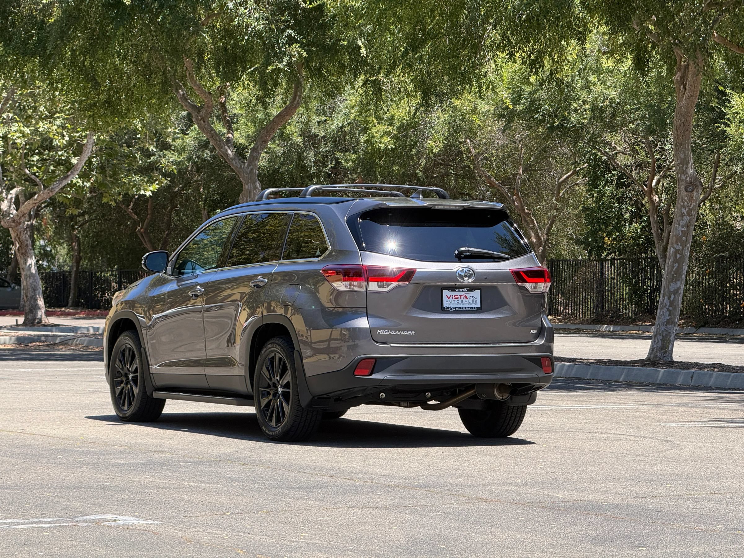 Used 2019 Toyota Highlander SE FWD image 3