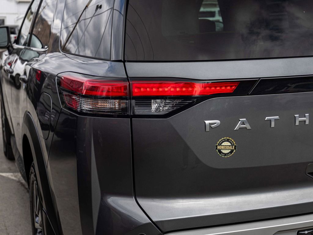 Used 2023 Nissan Pathfinder SL AWD/4WD image 38