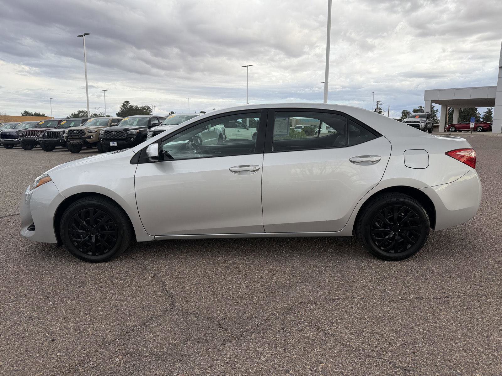 Used 2019 Toyota Corolla LE image 2