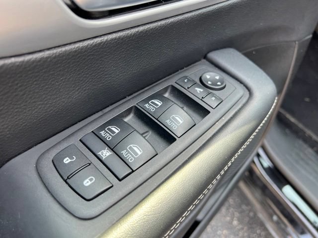 Used 2025 Chrysler Pacifica Limited FWD image 28