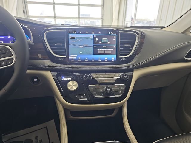 Used 2024 Chrysler Pacifica Limited FWD image 17