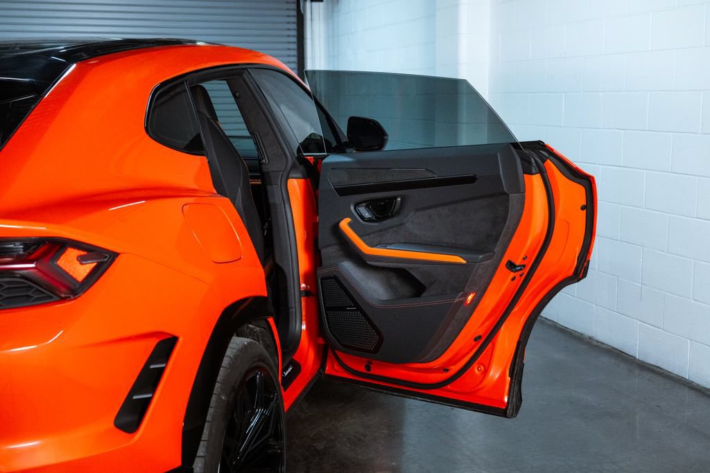 Used 2025 Lamborghini Urus SE AWD/4WD image 12