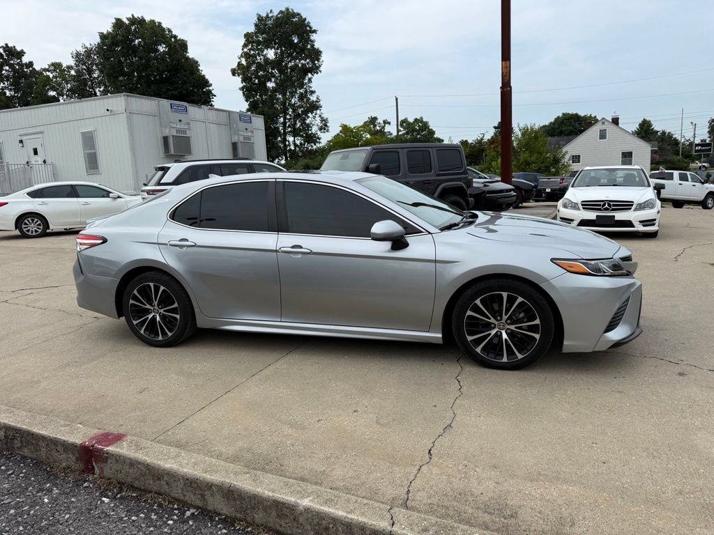 Used 2020 Toyota Camry SE FWD image 5