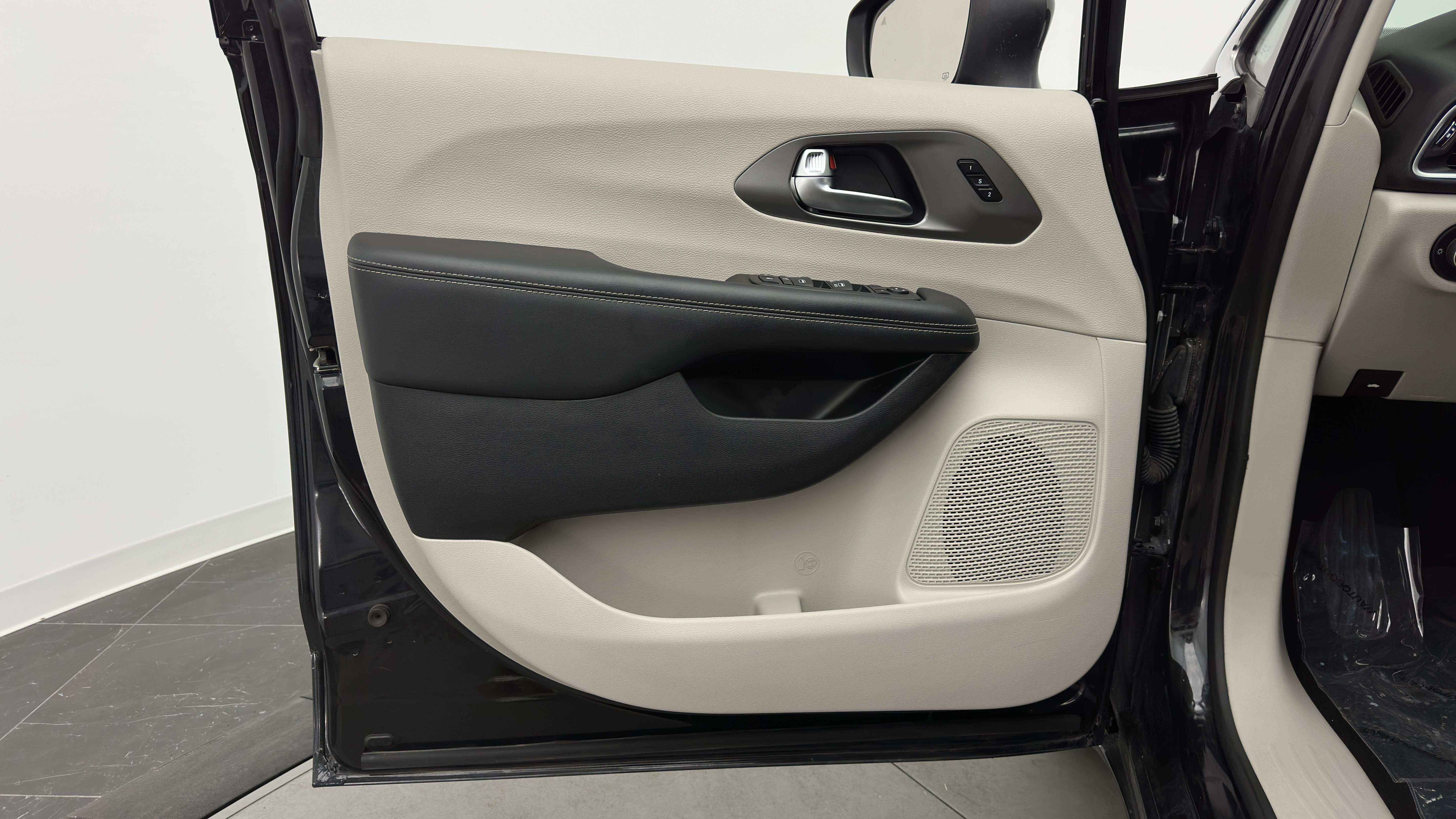 Used 2023 Chrysler Pacifica Touring-L FWD image 10
