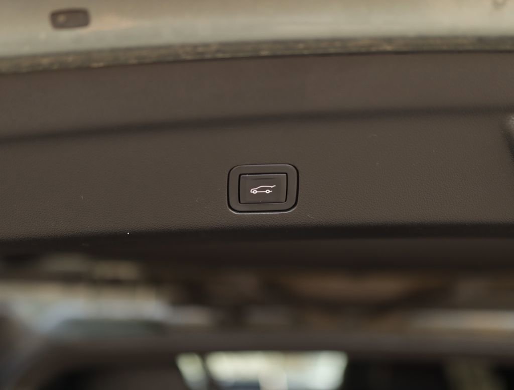 Used 2023 Chevrolet Suburban Premier RWD image 31