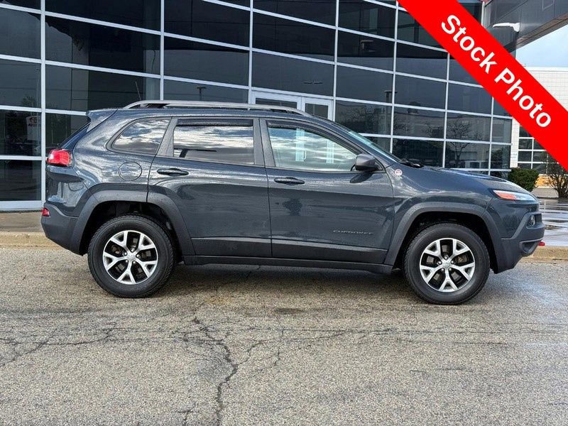 Used 2017 Jeep Cherokee Trailhawk image 2