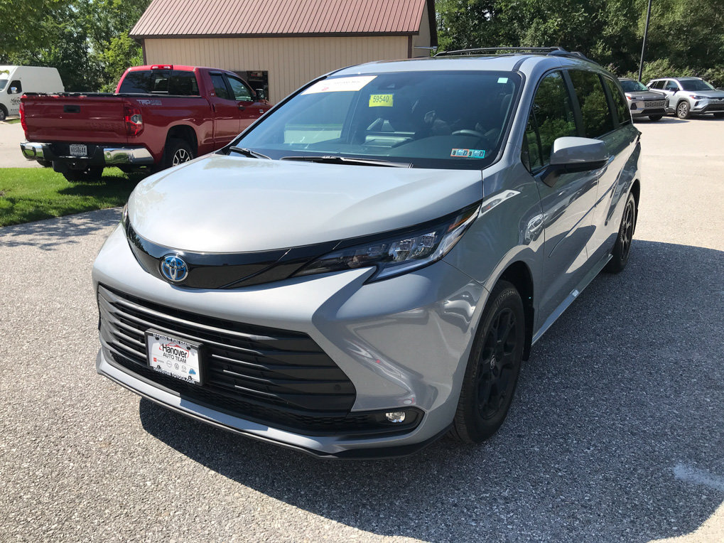 Certified 2025 Toyota Sienna XLE Woodland Edition AWD/4WD image 4