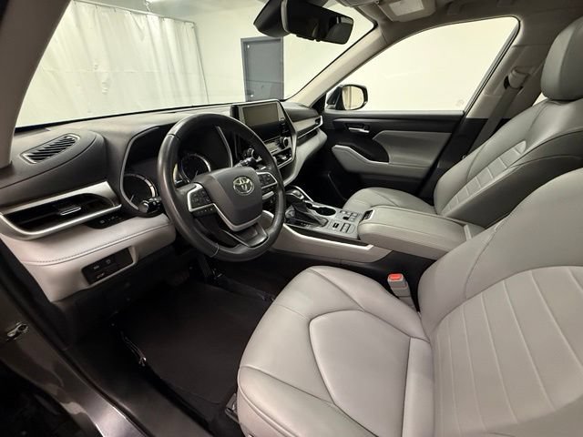 Used 2023 Toyota Highlander XLE AWD/4WD image 12